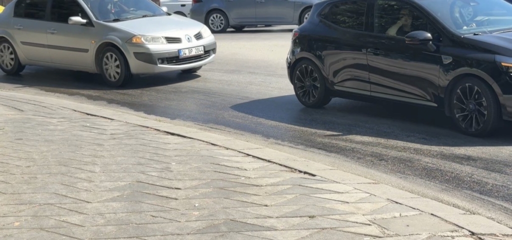 Araçtan caddeye akan motor yağı diğer sürücülere zor anlar yaşattı