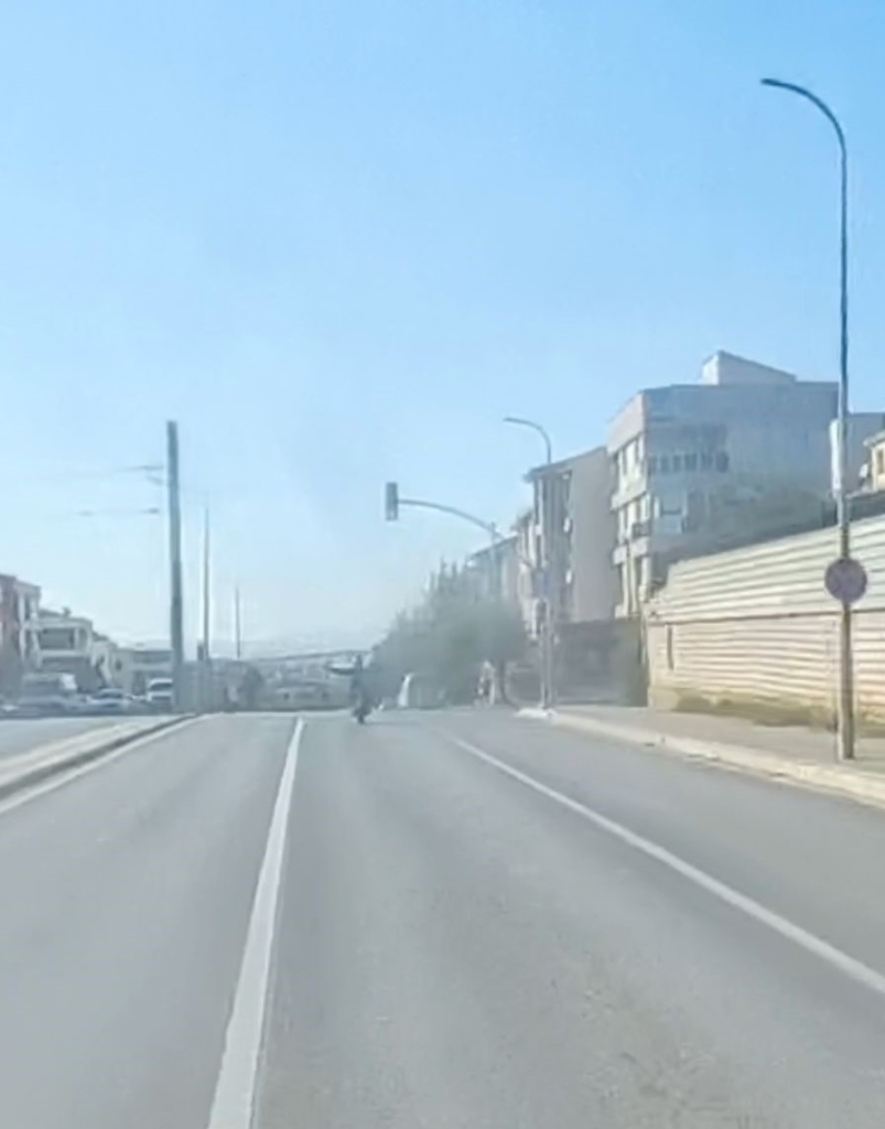 Eskişehir’de motosiklet sürücüsünün tehlikeli şovu kask kamerasına yansıdı