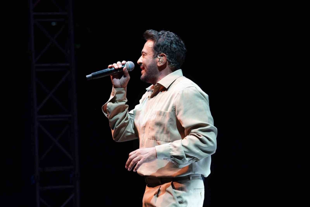 Açıkhava’da Emre Altuğ’dan müzik dolu gece