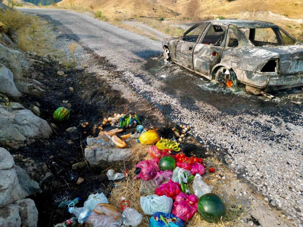 Yanan araçtan çıkarak son anda kurtuldular