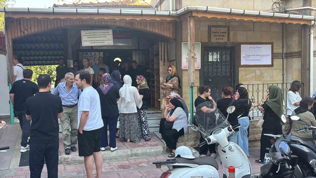 İznik Gölü’ne düşen genç hayatını kaybetti, gözyaşlarıyla toprağa verildi