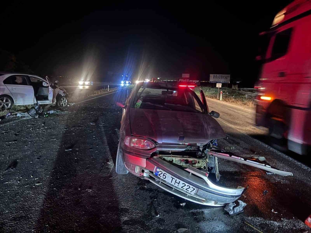 Eskişehir-Ankara yolunda iki otomobil çarpıştı: 5 yaralı