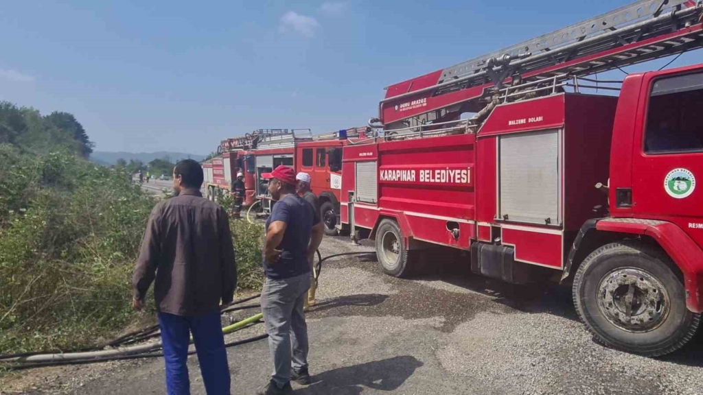 Otomobil durağa çarpıp takla attı: Yangın çıkan otomobilin sürücüsünü jandarma alevlerin arasından kurtardı