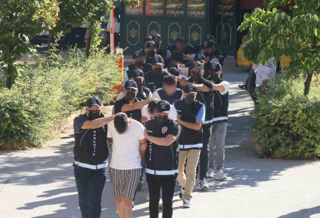 Daireden kaçırılan uyuşturucu sonrasında yapılan operasyonda 147 bin hap ele geçirildi, 9 şüpheli yakalandı
