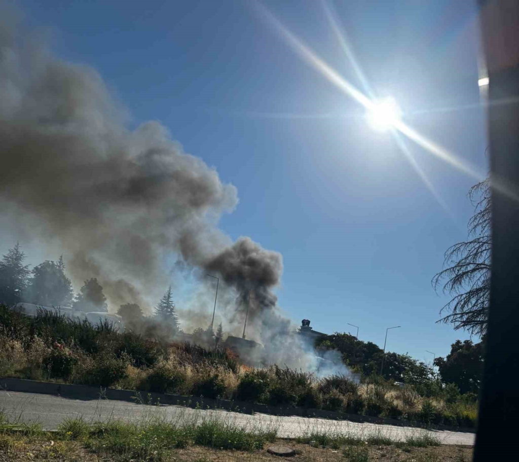 Çevre yolunda alev alan araç küle döndü