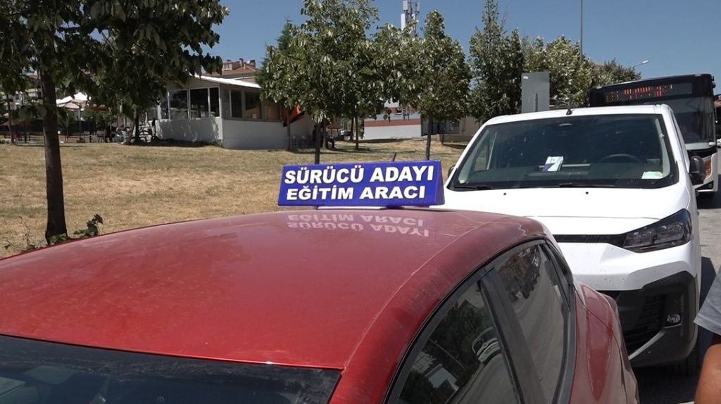 Direksiyon eğitmenleri, sürücü adaylarına verilen 16 saatlik eğitimi yetersiz buluyor