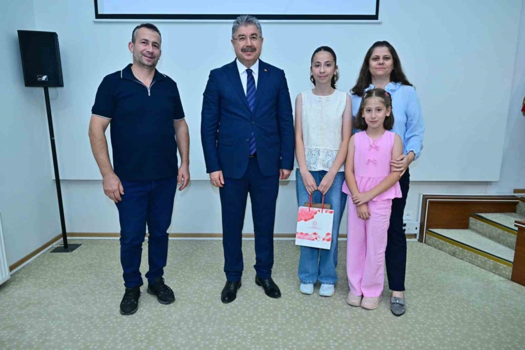 Vali Yılmaz, YKS ve LGS’de tam puan alan öğrencilerle bir araya geldi