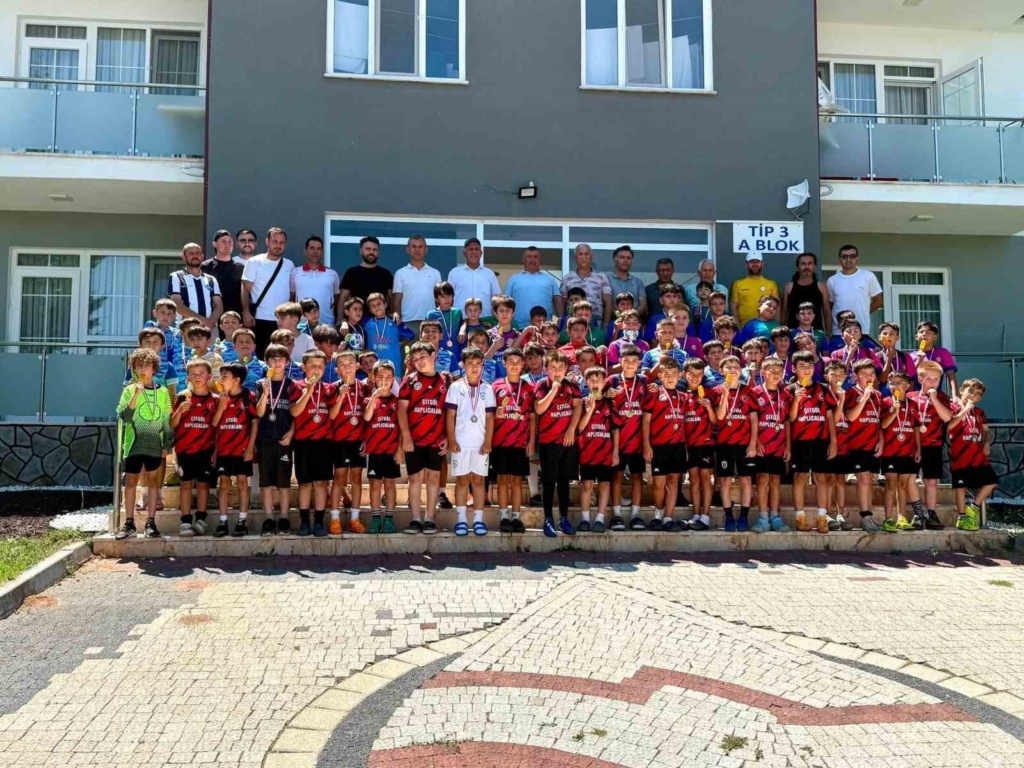 Hisarcık’ta "Ethem Bal Kupası U10 Futbol Turnuvası" sona erdi