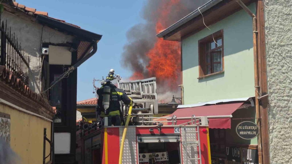 Tarihi Odunpazarı Evleri bölgesinde korkutan yangın: 2 kişi dumandan etkilendi