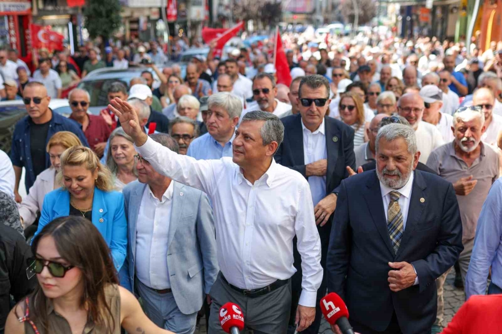 Özgür Özel, Rize’de vatandaşlara seslendi
