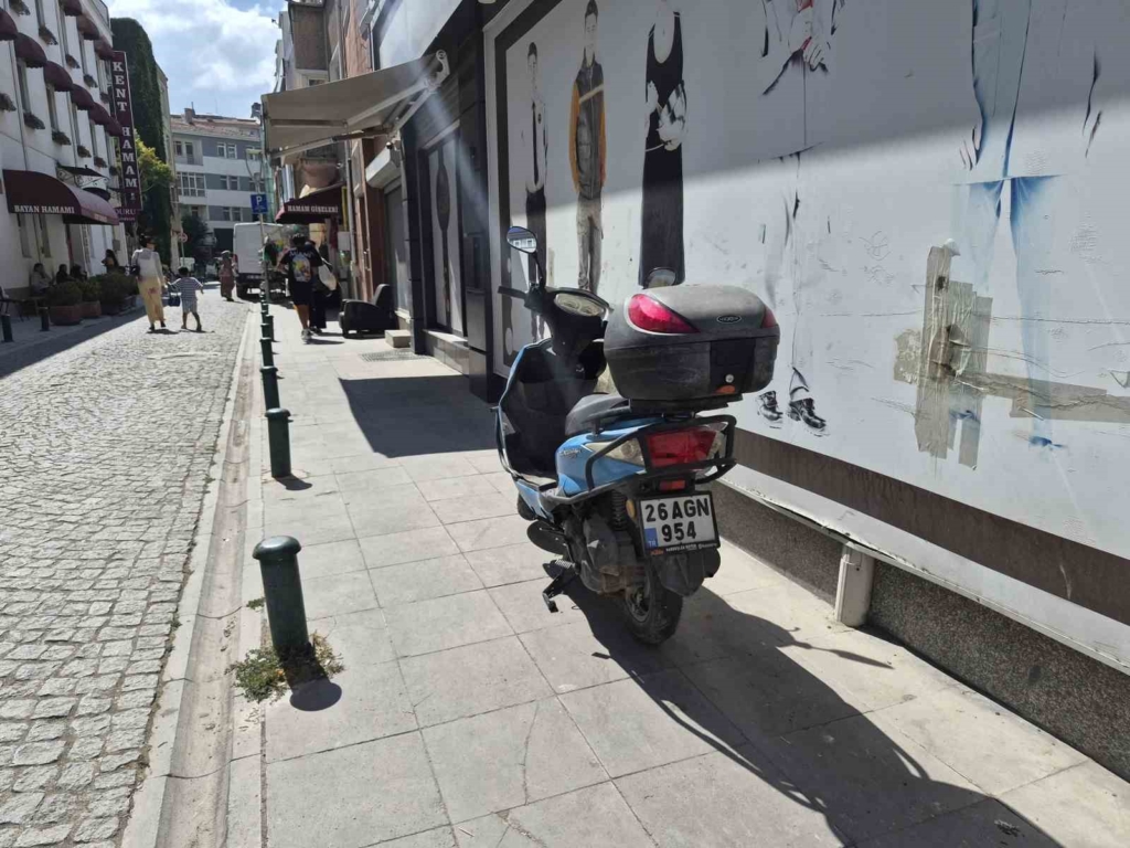 Kaldırımlar otoparka döndü