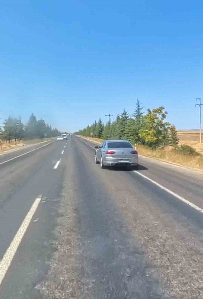 Otomobilin motosikleti sağından tehlikeli geçişi kask kamerasına yansıdı