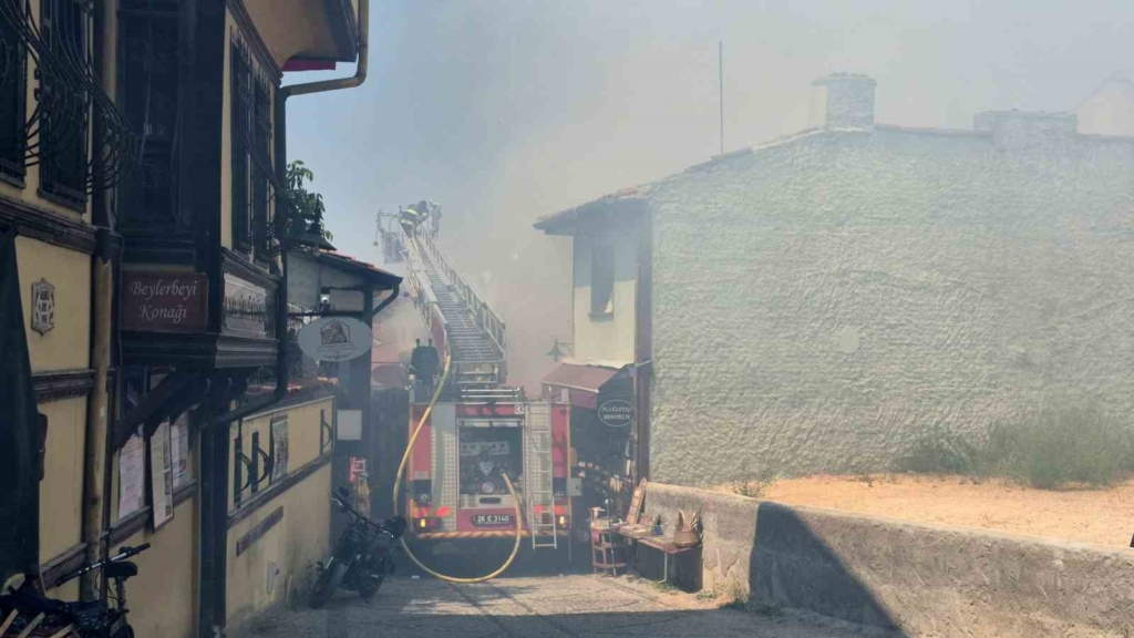 Tarihi Odunpazarı Evleri bölgesinde korkutan yangın: 2 kişi dumandan etkilendi