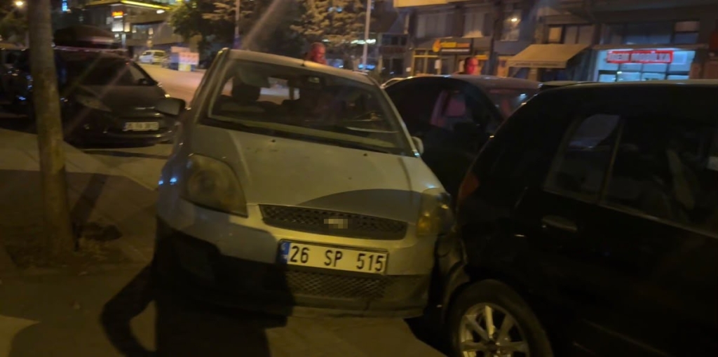 Kontrolden çıkan otomobil park halindeki araçlara çarptı: 3 araçta hasar oluştu