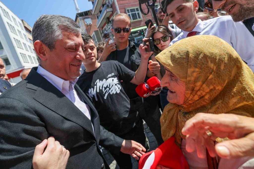 Özgür Özel, Rize’de vatandaşlara seslendi