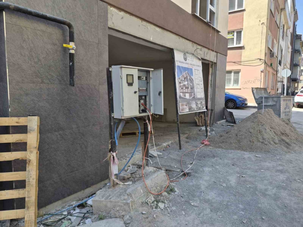 Eskişehir’de kapağı açık bırakılan elektrik panosu korkutuyor
