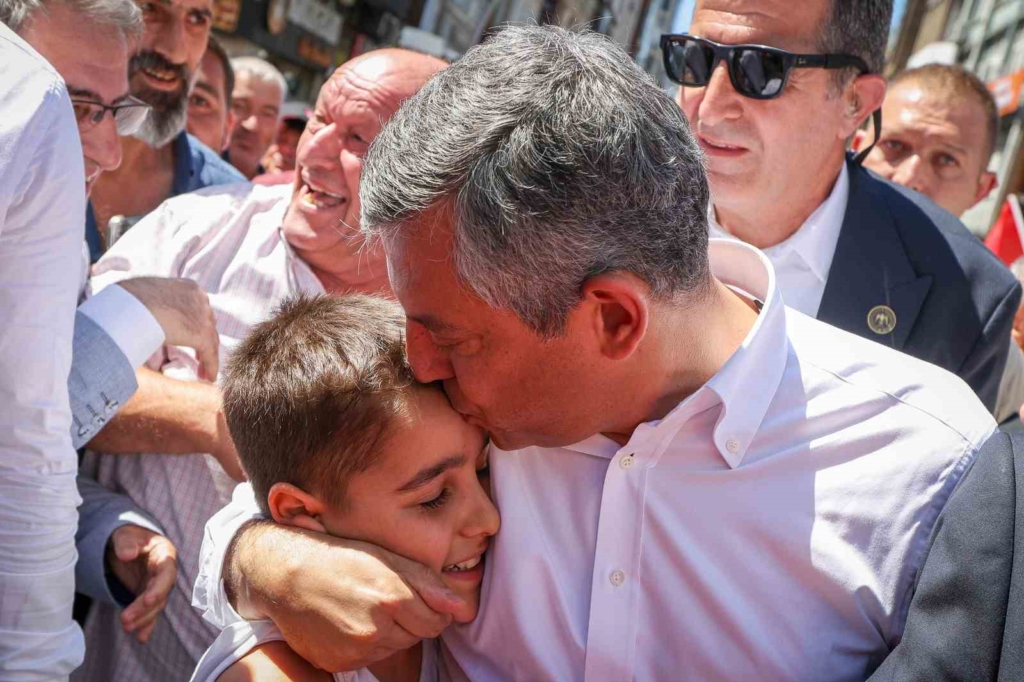 Özgür Özel, Rize’de vatandaşlara seslendi