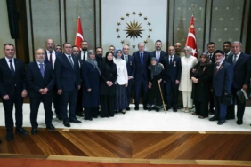 Cumhurbaşkanı Recep Tayyip Erdoğan, Cumhurbaşkanlığı Külliyesi’nde şehit ailelerini kabul etti.