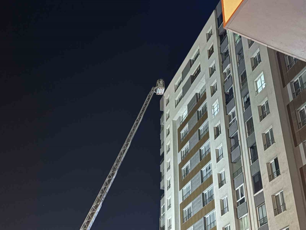 Kayseri’de 13. katta yangın: Balkondan düşen ev sahibi hayatını kaybetti