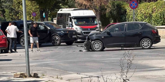 Eskişehir’de meydana gelen kazada iki araç kullanılamaz hale geldi