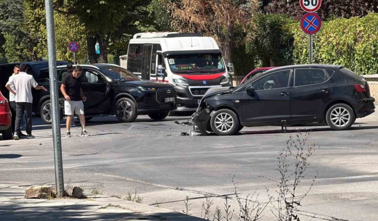 Eskişehir’de çarpışan iki araç kullanılamaz hale geldi