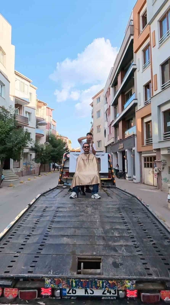 Eskişehir’de çekici üzerinde saç tıraşı oldular
