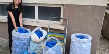 Depremzedelere yardım etmek için 1 ton mavi kapak topladı