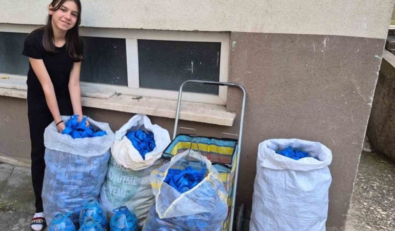 11 yaşındaki Ecenur, depremzedeler için 1 ton mavi kapak topladı