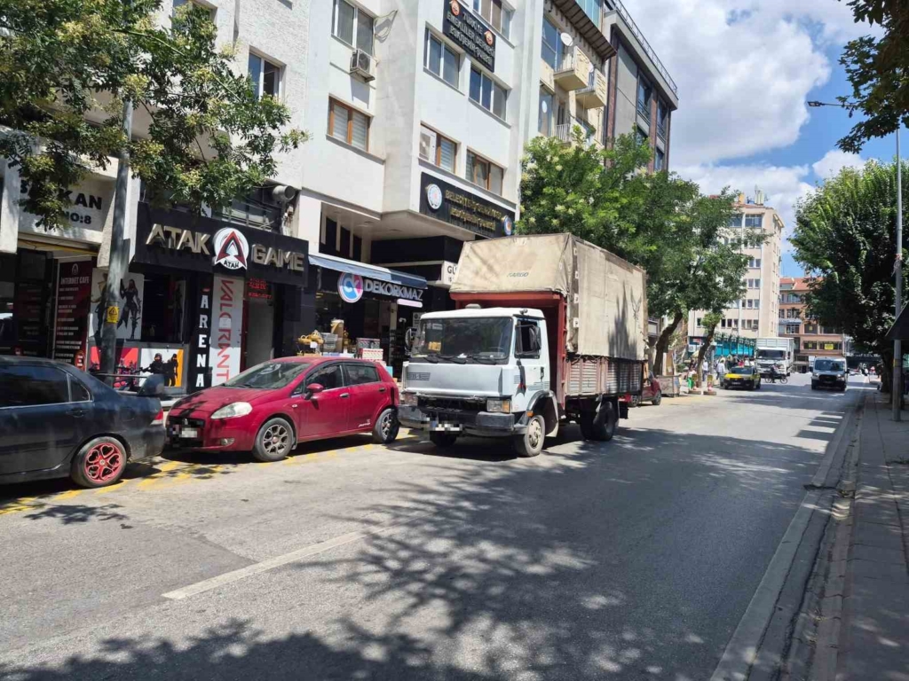 Şair Fuzuli Caddesi çift sıra parktan kurtulamıyor