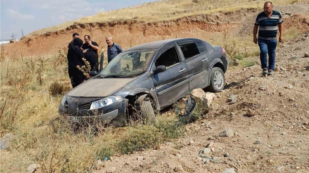 Eskişehir’de kontrolden çıkan otomobil toprak alana girdi