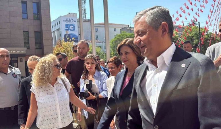 Özgür Özel, Güzin Büyükerşen’in cenazesi için Eskişehir’de