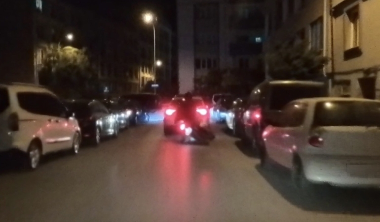 Otomobil fren yapınca yalpalayan motosikletteki iki kişi yere düştü