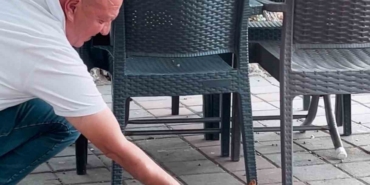 Kahvehaneye gelen sincabı elleriyle besledi