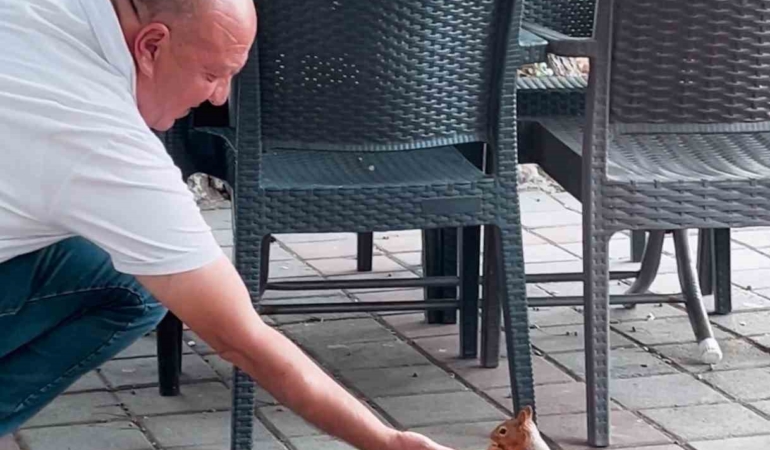 İnegöl’de sincabı elleriyle besledi