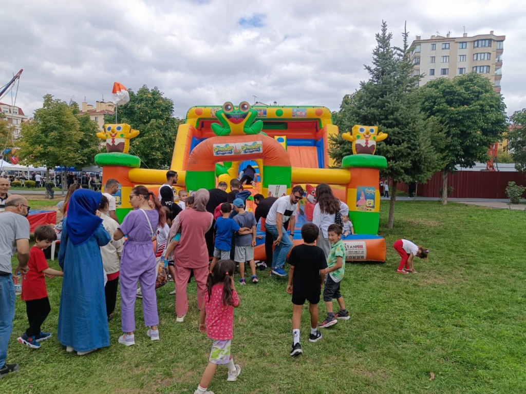 AK Parti Aile Pikniği’nde 25 bin yemek fişi 1 saatte tükendi