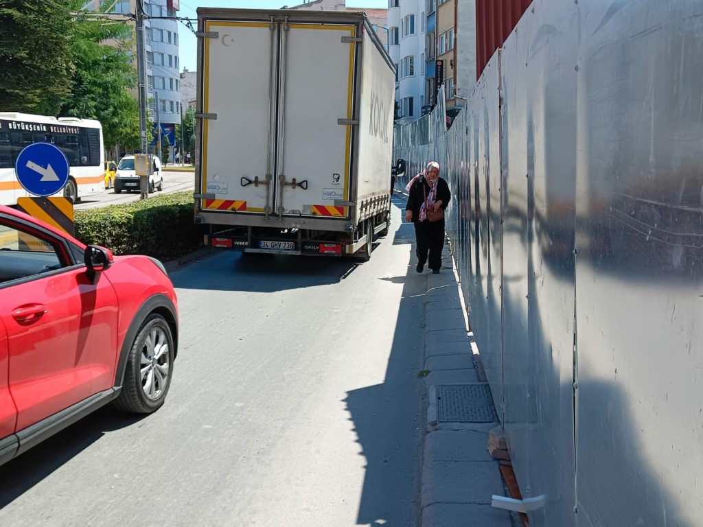 İnşaat paravanı kaldırımı kapattı, yayalar trafiğin ortasında kaldı