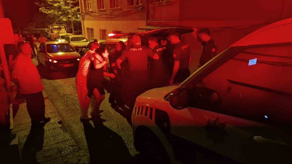 Polise mukavemet gösteren genç ters kelepçe yapılarak gözaltına alındı
