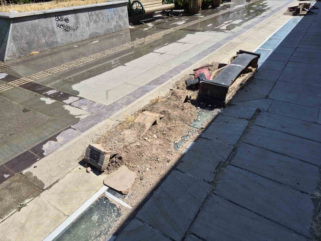 Hatboyu Caddesi vandalların hedefi oldu