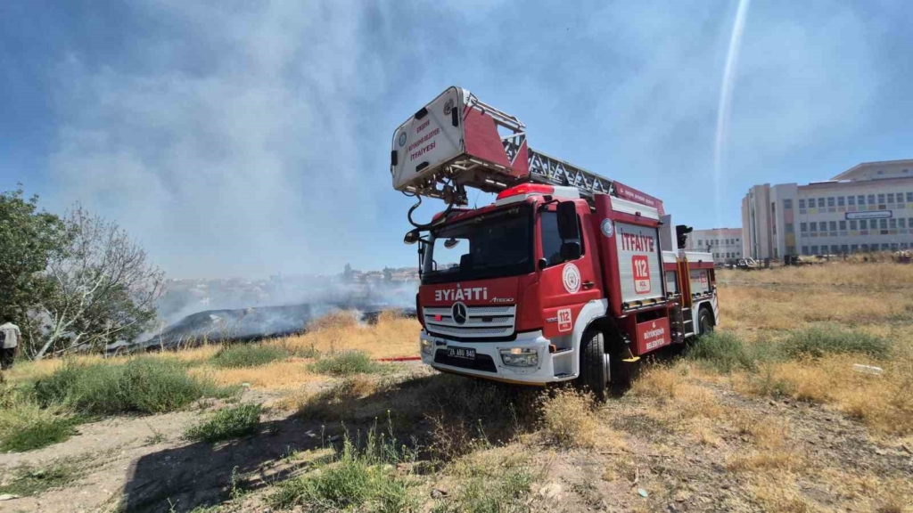Okul ile sağlık ocağı arasındaki otluk arazideki yangın itfaiye ekiplerince büyümeden söndürüldü