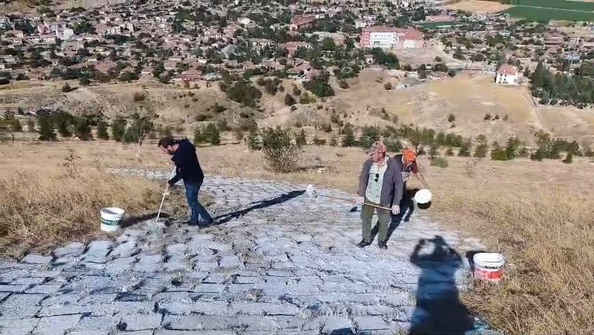 Seyitgazi Avdar bayırındaki dev ay yıldız için bakım ve boyama çalışması
