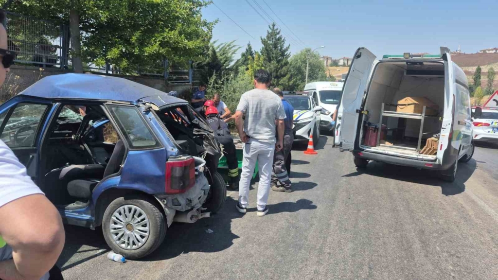 Feci kazada can veren kadının cenazesi sıkıştığı araçtan güçlükle çıkarıldı