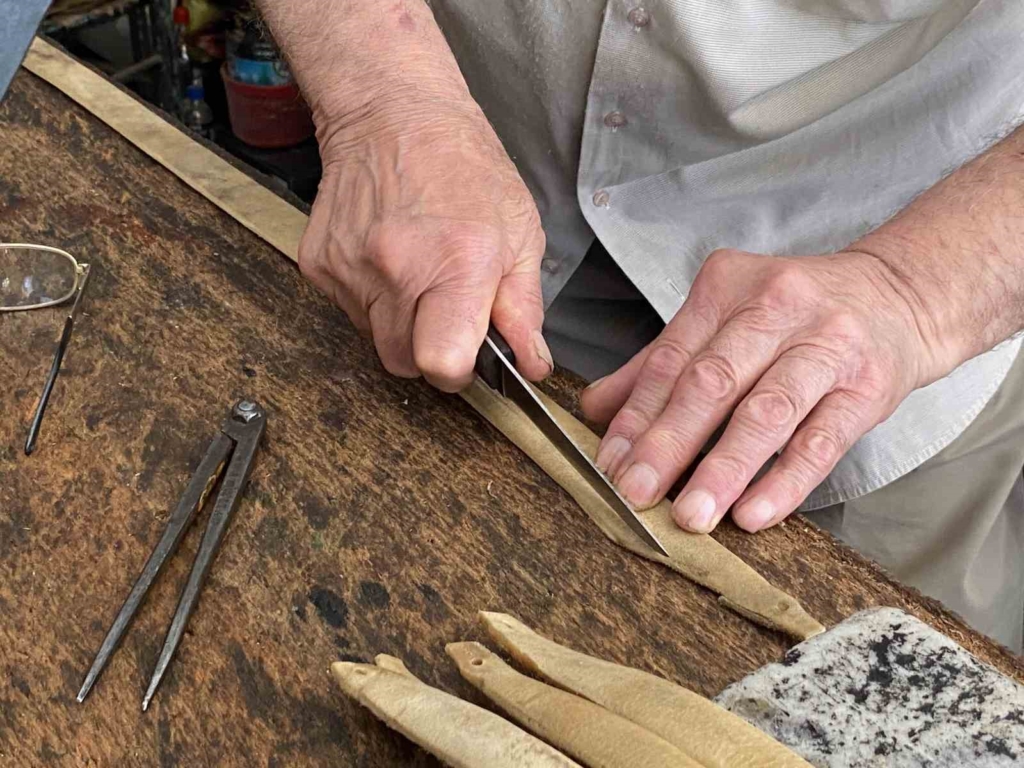 Eskişehir’in tek saracı olan 80 yaşındaki usta hizmetini sürdürüyor