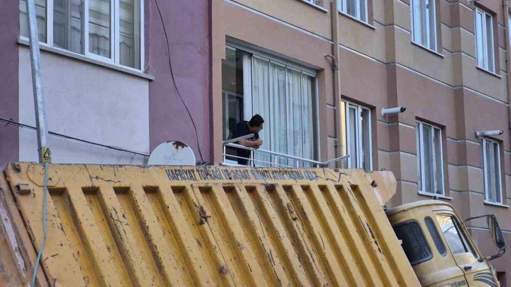 Eskişehir’de yol çöktü, belediyeye ait kamyon çukura düştü