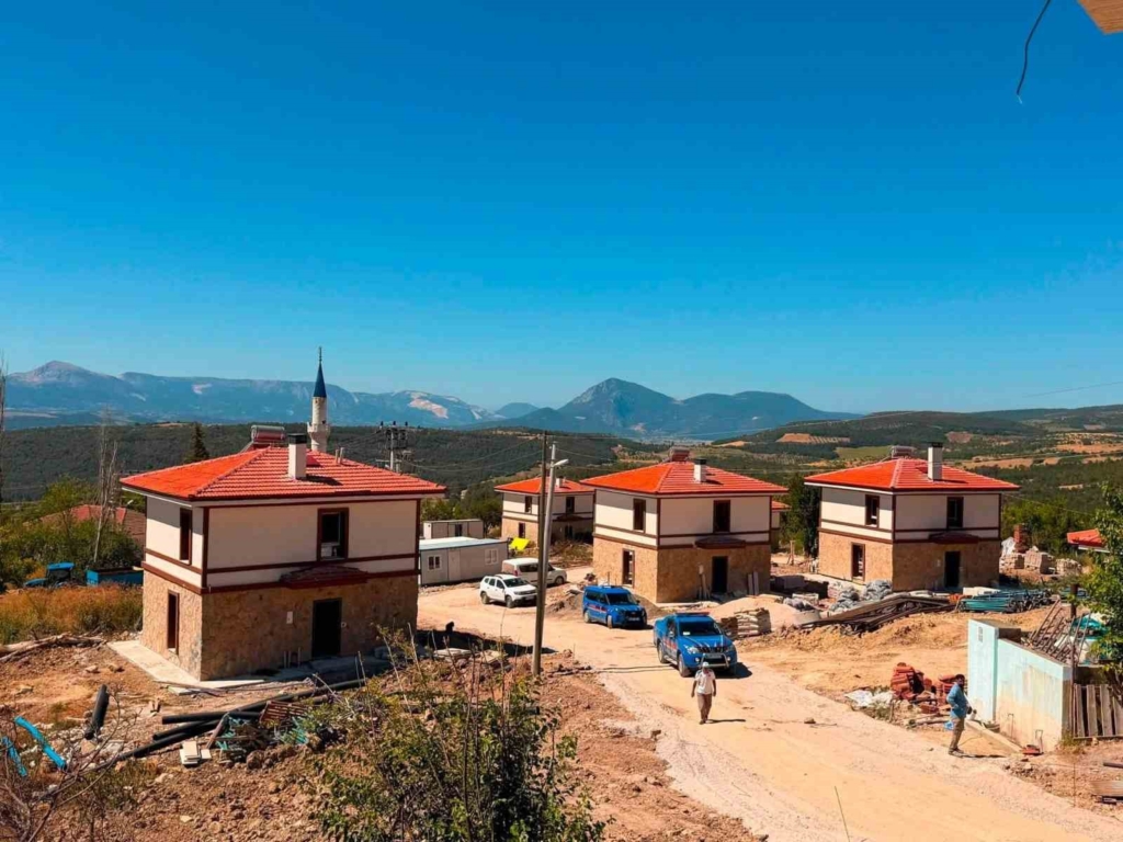 Kaymakam Titiz yangın bölgesinde yapımı süren konutları inceledi
