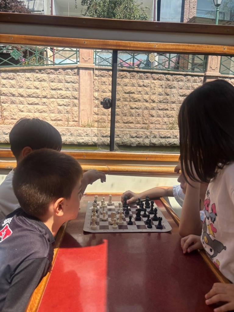 Porsuk Çayı’nda tekne turunda hamle yarışı: Minikler su üstünde satranç oynadı