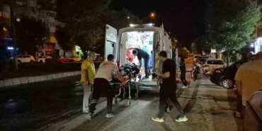 Refüj sulaması sebebiyle ıslanan yolda motosikleti devrilen kurye yaralandı