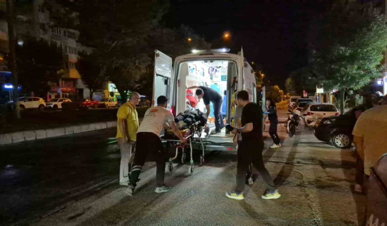 Eskişehir’de refüj sulaması nedeniyle ıslanan yolda motosikleti devrilen kurye yaralandı