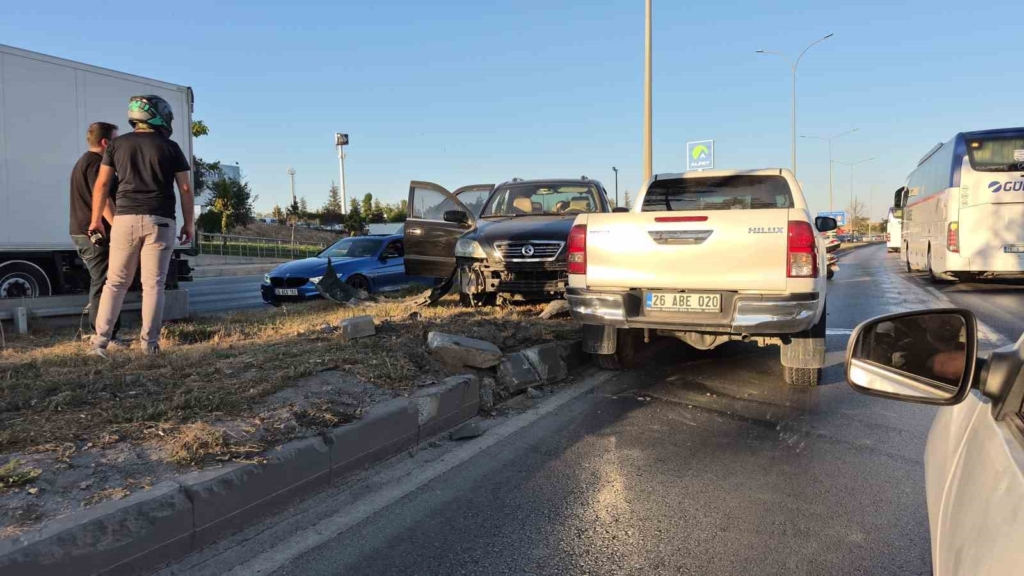 Eskişehir’de pikap ile çarpışan otomobil refüje çıktı
