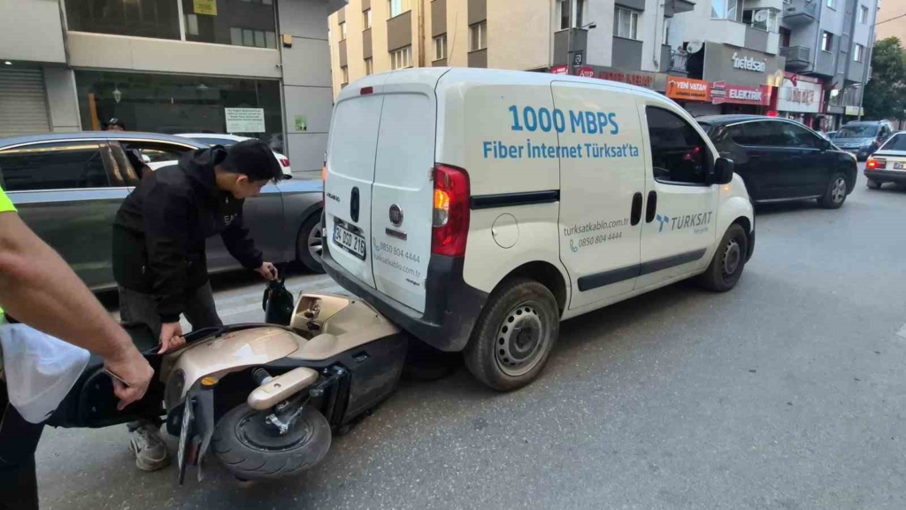 Eskişehir’de korkutan kaza: Motosiklet, hafif ticari aracın altına girdi