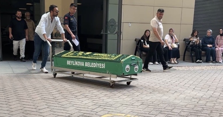 Havuza düşerek hayatını kaybeden 4 yaşındaki Elif son yolculuğuna uğurlanıyor